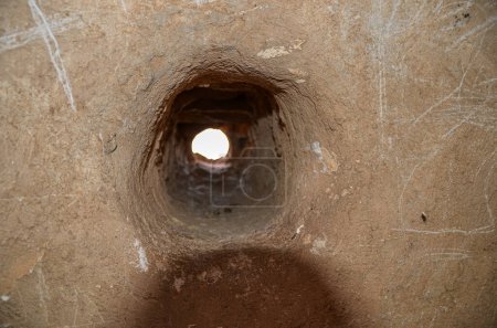 Foto de Vista interna de los agujeros de fuego en el histórico fuerte de Al Zubarah en Qatar - Imagen libre de derechos