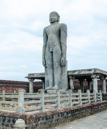 Téléchargez les photos : Statue monolithe de granit de Shri Gomateshwara (Bahubali) à Karkala, Inde - en image libre de droit
