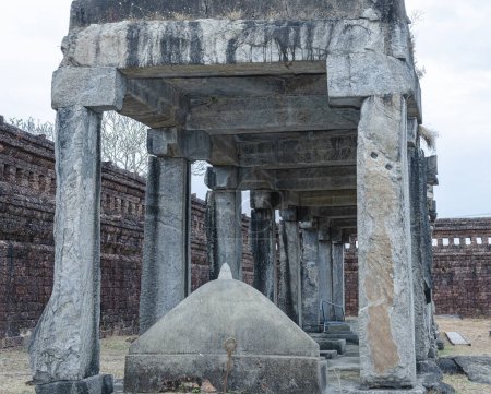 Téléchargez les photos : Structure en pierre à Gomateshwara Annexe, Karkala - en image libre de droit