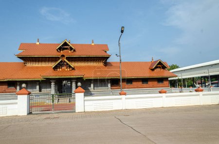 Téléchargez les photos : Partie du temple Shree Mahalakshmi à Uchila, Udupi, Inde - en image libre de droit