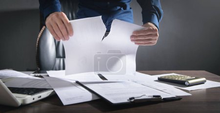 Téléchargez les photos : Un homme d'affaires rompt son contrat au bureau. - en image libre de droit