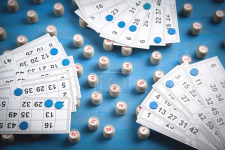 Téléchargez les photos : Barils avec numéros et cartes pour le jeu de table de loto. - en image libre de droit