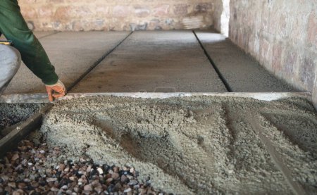 Foto de Trabajador de la construcción alinea piso solado de hormigón
. - Imagen libre de derechos