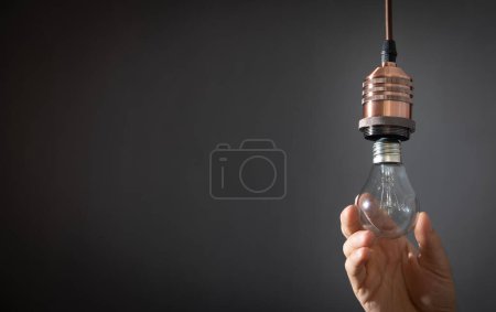 Téléchargez les photos : Homme changer ampoule à la maison
. - en image libre de droit