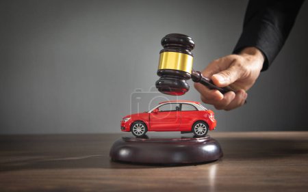 Téléchargez les photos : Juge avec un marteau de juge et voiture jouet rouge. - en image libre de droit