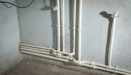 Foto de Conexión de tubería de plástico. Instalación de radiador de calentamiento de agua - Imagen libre de derechos