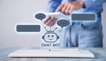 Foto de Humano usando tableta con aplicación Chat Bot para obtener información en línea. Concepto de inteligencia artificial - Imagen libre de derechos