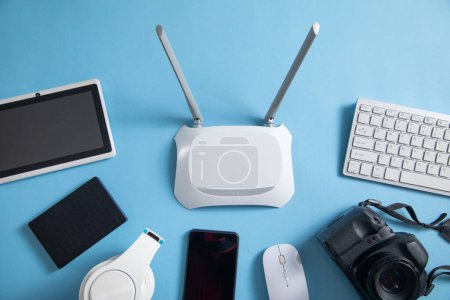 Foto de Router Wi-Fi con tablet, teléfono, teclado del ordenador y otros objetos. - Imagen libre de derechos