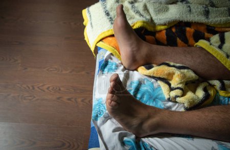 Téléchargez les photos : Jambes humaines dans le lit. Mode de vie - en image libre de droit