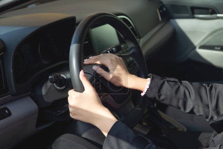 Téléchargez les photos : Blanc femme conducteur klaxonner une voiture. - en image libre de droit