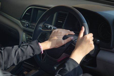 Téléchargez les photos : Blanc femme conducteur klaxonner une voiture. - en image libre de droit