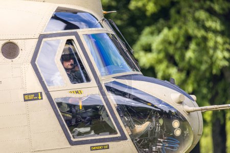 Téléchargez les photos : Hertogenbosch Pays-Bas 6 juin 2023 : Cockpit d'un CH-47 Chinook de la Royal Netherlands Air Force - en image libre de droit