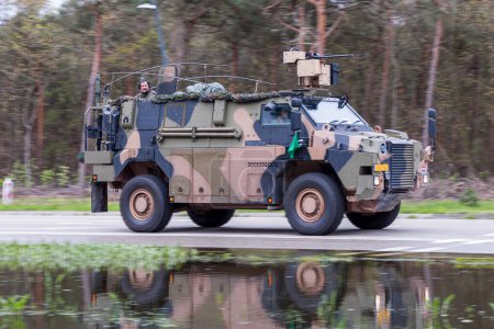 Foto de Oirschot Holanda, 9 de abril de 2024: Un Bushmaster del ejército holandés en la carretera en una columna para el ejercicio Quadriga / Steadfast Defender - Imagen libre de derechos