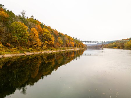 La Hawks Nest vue de drone sur l'automne.Delaware rivière dans l'état de New York