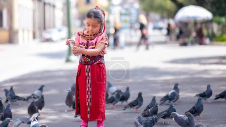 Téléchargez les photos : Portrait d'une belle fille autochtone avec une robe colorée de Quiche. - en image libre de droit