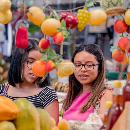 Foto de Best friends in city, girls having shopping in street food market - Imagen libre de derechos