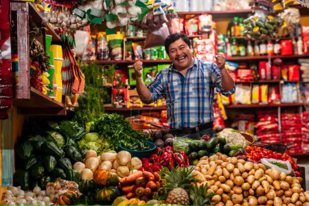 Téléchargez les photos : Food bazaar in Guatemala, happy latin-american man selling vegetables and fruits - en image libre de droit