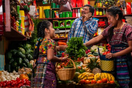 Téléchargez les photos : Bazar alimentaire au Guatemala, maman et fille faisant l'achat de nourriture sur le marché - en image libre de droit