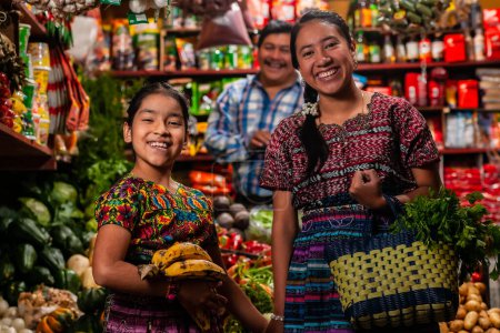 Foto de Bazar de alimentos en Guatemala, mamá y su hija haciendo la compra de alimentos en el mercado - Imagen libre de derechos