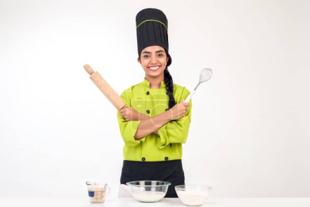 Téléchargez les photos : Happy female chef or baker isolated on white background - en image libre de droit