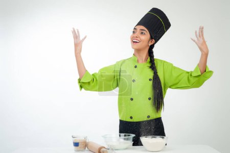 Téléchargez les photos : Portrait of chef singing and arms raised isolated on white background - en image libre de droit
