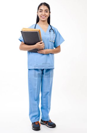 Téléchargez les photos : Portrait d'un travailleur de la santé, regardant la caméra, portant des documents administratifs - en image libre de droit