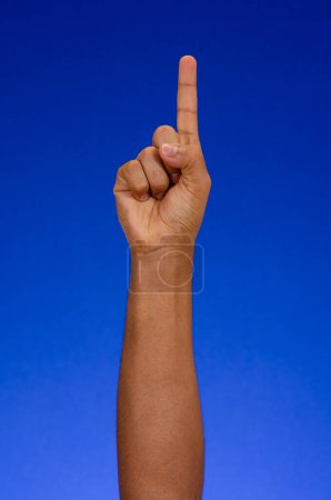 Foto de Man raising hand and showing number one with clipping path - Imagen libre de derechos