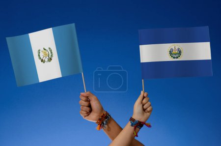 Foto de Bandera nacional de Guatemala y El Salvador sobre fondo azul - Imagen libre de derechos
