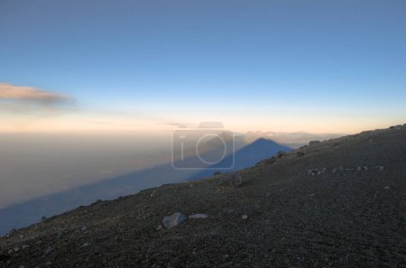 Téléchargez les photos : Volcans d'ombre sur l'horizon. - en image libre de droit