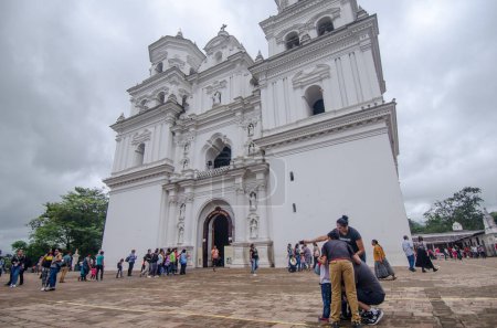 Téléchargez les photos : Guatemala Février 2, 2012 personnes visitant l'église catholique et parc à Esquipulas chiquimula, Guatemala, Amérique centrale. - en image libre de droit
