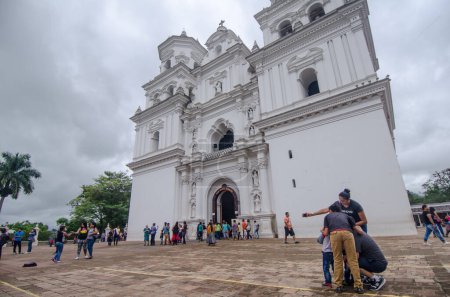 Foto de Guatemala 2 de febrero de 2012 personas visitando iglesia católica y parque en Esquipulas chiquimula, Guatemala, América Central. - Imagen libre de derechos