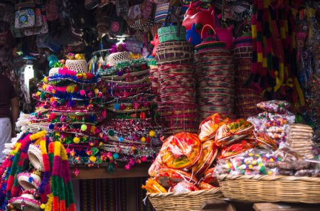Foto de Algunos recuerdos y sombreros originales de Esquipulas, Chiquimula, Guatemala. - Imagen libre de derechos