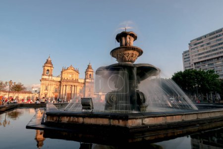 Téléchargez les photos : Fontaine sur la place de la constitution Guatemala City. (Palacio nacional) - en image libre de droit