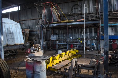 Foto de Viejo metal oxidado y equipos de acero en la fábrica - Imagen libre de derechos