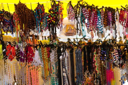 Téléchargez les photos : Guatemala - 19 avril 2016. vente d'objets religieux dans le centre historique, à l'occasion de la semaine sainte - en image libre de droit