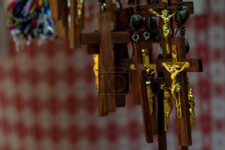 Téléchargez les photos : Guatemala - 19 avril 2016. vente d'objets religieux dans le centre historique, à l'occasion de la semaine sainte - en image libre de droit