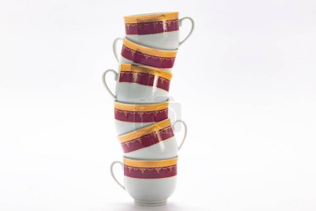 Téléchargez les photos : Pile de tasses à thé sur fond blanc - en image libre de droit