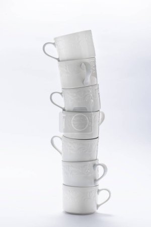 Foto de Pila de tazas de té sobre fondo blanco - Imagen libre de derechos