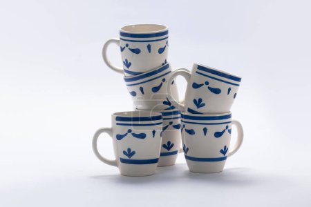 Téléchargez les photos : Groupe de tasses à café empilées sur fond blanc. - en image libre de droit