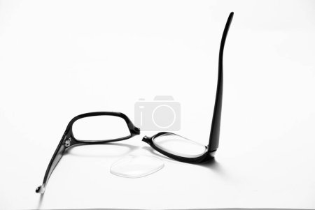 Foto de Gafas de vista negras aisladas sobre fondo blanco - Imagen libre de derechos