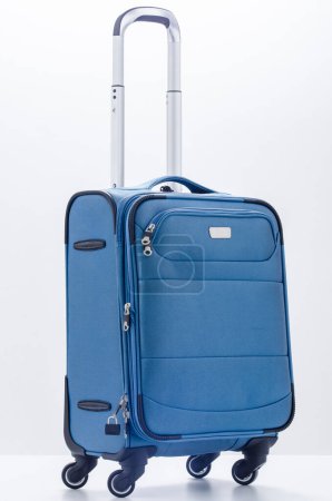 Téléchargez les photos : Valise bleue sur fond blanc - en image libre de droit