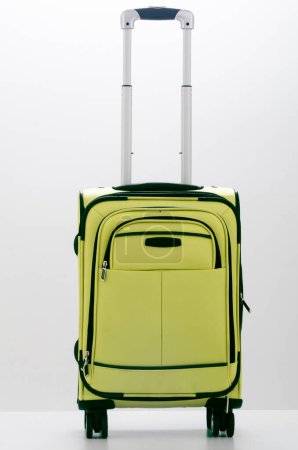 Téléchargez les photos : Valise verte sur fond blanc - en image libre de droit