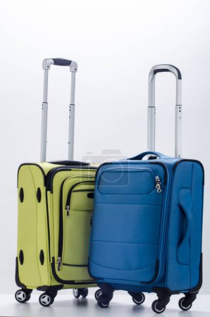 Téléchargez les photos : Deux valises de voyage sur fond blanc - en image libre de droit