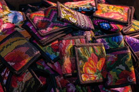 Téléchargez les photos : Portefeuilles, fabriqués par des Autochtones guatémaltèques sur le marché local - en image libre de droit