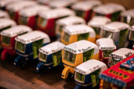 Téléchargez les photos : Artisanat guatémaltèque en bois. Miniatures des transports publics - en image libre de droit