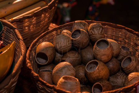 Téléchargez les photos : Souvenirs guatémaltèques en bois sur le marché local - en image libre de droit