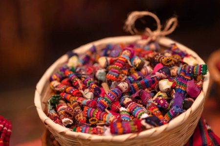 Foto de Quitapenas - Muñecas guatemaltecas coloridas en la cesta - Imagen libre de derechos