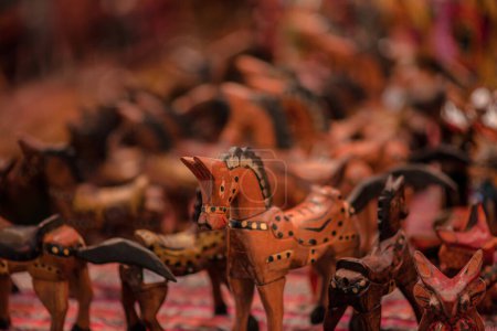Téléchargez les photos : Figurines en bois, figurines décoratives, artisanat guatémaltèque - en image libre de droit
