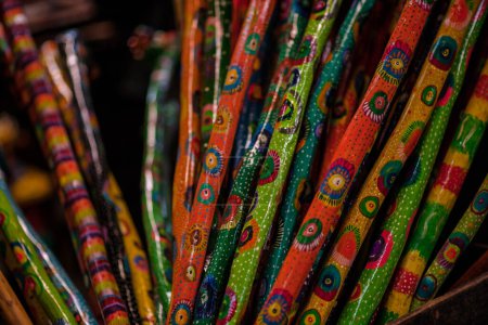 Téléchargez les photos : Bâtons de marche, fabriqués par les Mayas à Antigua, Guatemala. - en image libre de droit