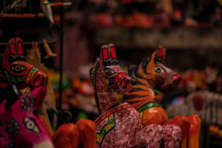Téléchargez les photos : Figurines en bois, figurines décoratives, artisanat guatémaltèque - en image libre de droit